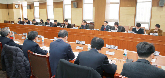 김영삼(오른쪽 다섯번째) 산업통상자원부 무역투자실장이 지난 13일 오전 정부세종청사에서 '주요 업종별 수출점검회의'를 주재하고 있다. /사진제공=산업부